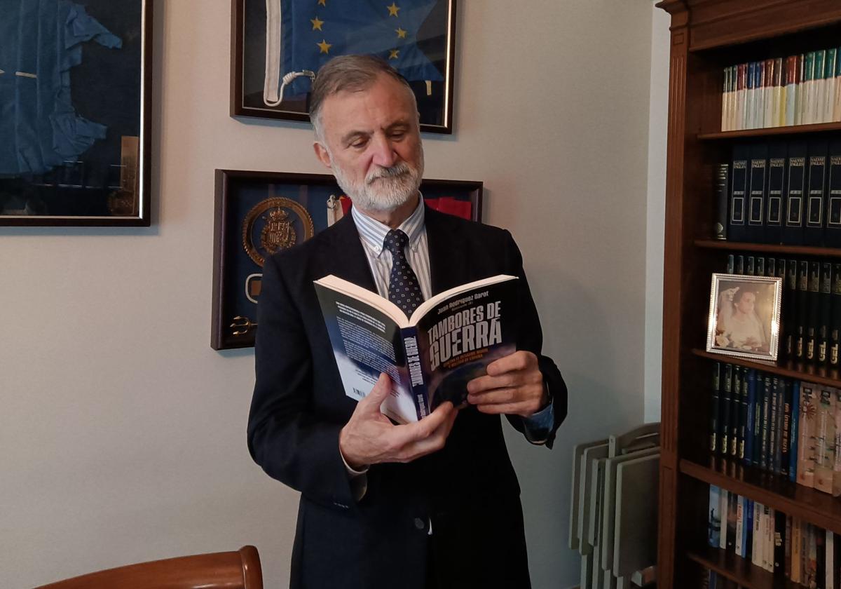 Juan Rodríguez Garat con su libro 'Tambores de guerra'.