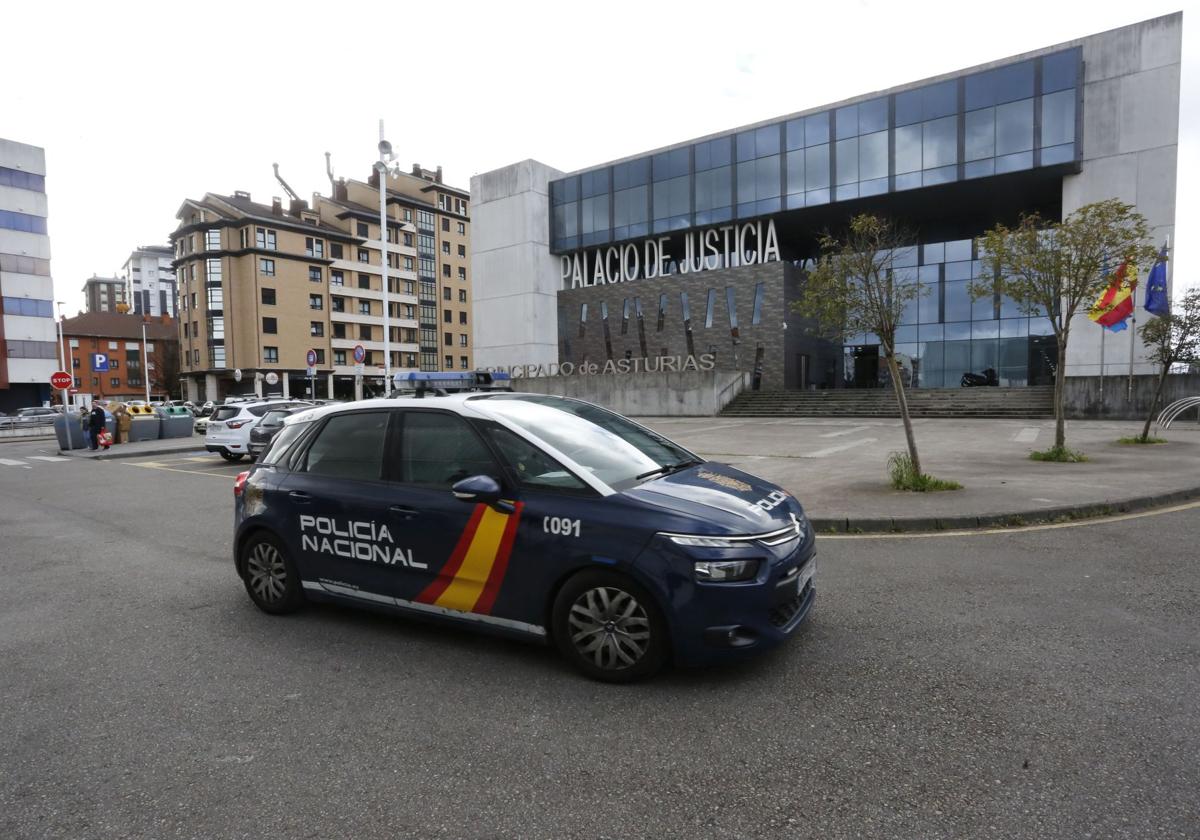 Un coche de la Policía Nacional, en el Palacio de Justicia de Gijón.