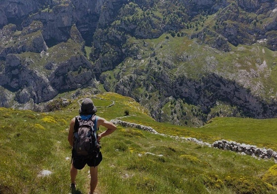 Picos de Europa, Ubiñas, Somiedo, Ponga, Redes… Este julio, las propuestas de aventura en la montaña asturiana invitan a perderse durante días en sus territorios más altos, naturales y salvajes.