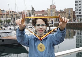 Pablo Alonso Sánchez posa con la medalla de las Olimpiadas Matemáticas.