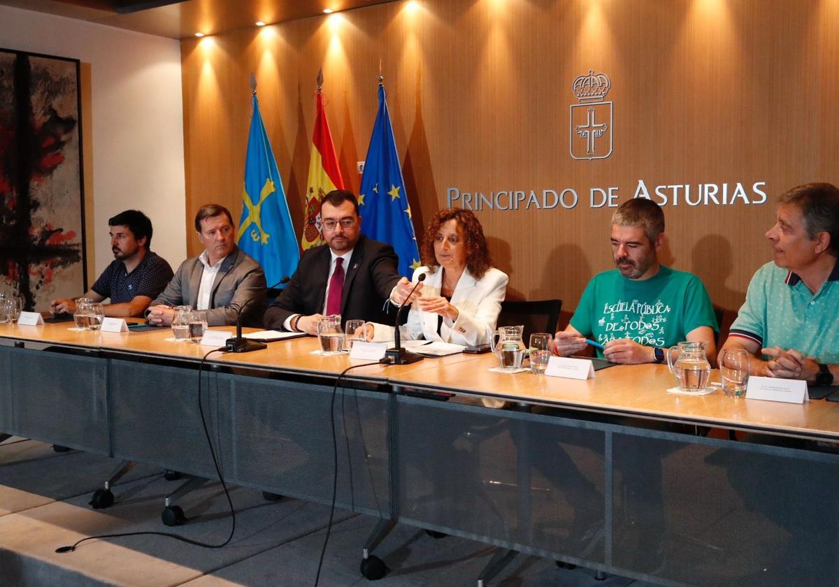 El secretario de Suatea, Miguel Laria; el presidente de ANPE Asturias, Gumersindo Saiz; el presidente del Principado, Adrián Barbón; la consejera de Educación, Eva Ledo; el secretario general de CC OO Enseñanza Asturias, Borja Llorente; y el secretario general de UGT Enseñanza Asturias, Cristóbal Puente.