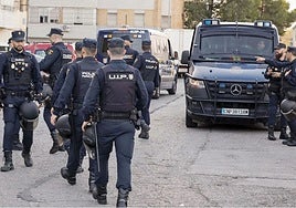 Agentes de la Policía Nacional en El Torrejón, en Huelva.