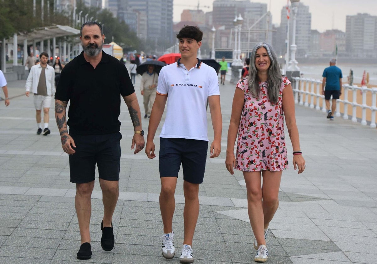 Jorge Luis Vázquez, Yoel Vázquez y Rocío Garrido, en el paseo del Muro de Gijón.