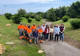 Ángela Pumariega, Jesús Martínez Salvador y Carla Álvarez Sanjurjo con personal de la Agencia Local y del taller de empleo que hizo esta ampliación en el extremo noroeste del Botánico.