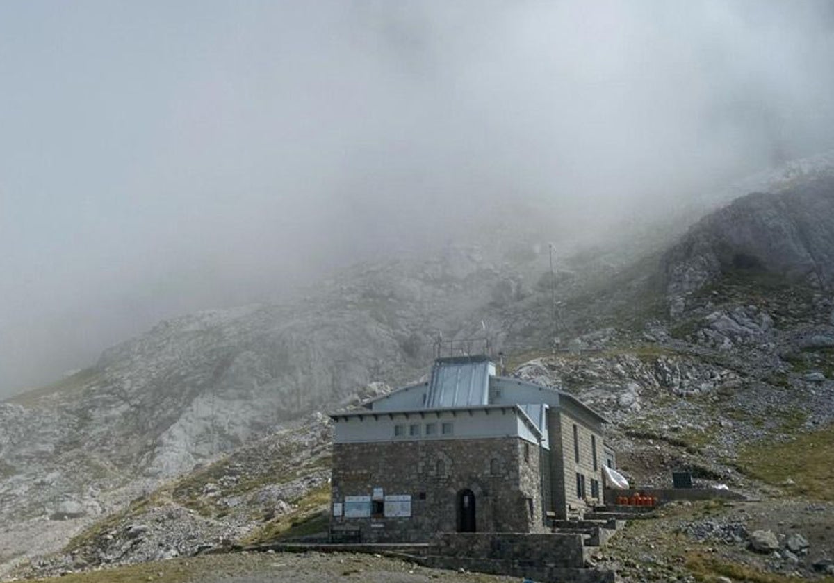 Refugio del Urriellu, a los pies del mítico Naranjo.