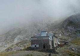 Refugio del Urriellu, a los pies del mítico Naranjo.