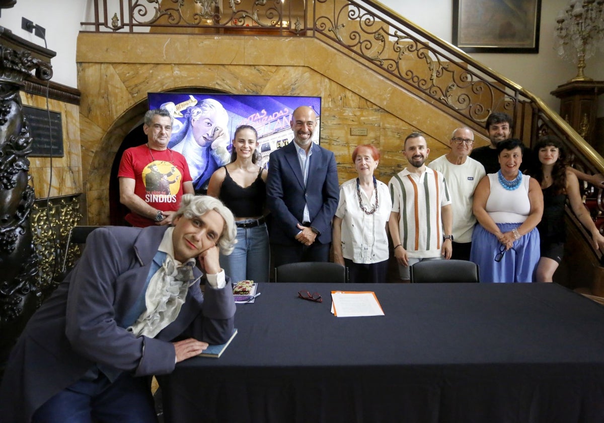 Óliver Suárez, presidente de Divertia (tercero por la izquierda) junto a Carmen Gallo, directora de Factoría Norte, y Eladio de Pablo, director y guionista de las visitas teatralizadas, junto al resto del equipo, en la presentación que tuvo lugar en el Teatro Jovellanos.