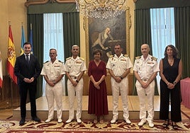 El concejal de Relaciones Institucionales, Jorge González-Palacios; el almirante de Ferrol, Vicente Rubio; el comandante de 'Blas de Lezo', Pedro Ramos Carbonell; la alcaldesa de Gijón, Carmen Moriyón; el comandante de 'Elcano', Luis Carreras-Presas do Campo; el comandante naval de Gijón, Luis Vicente Márquez y la concejala de Seguridad Ciudadana, Nuria Bravo.