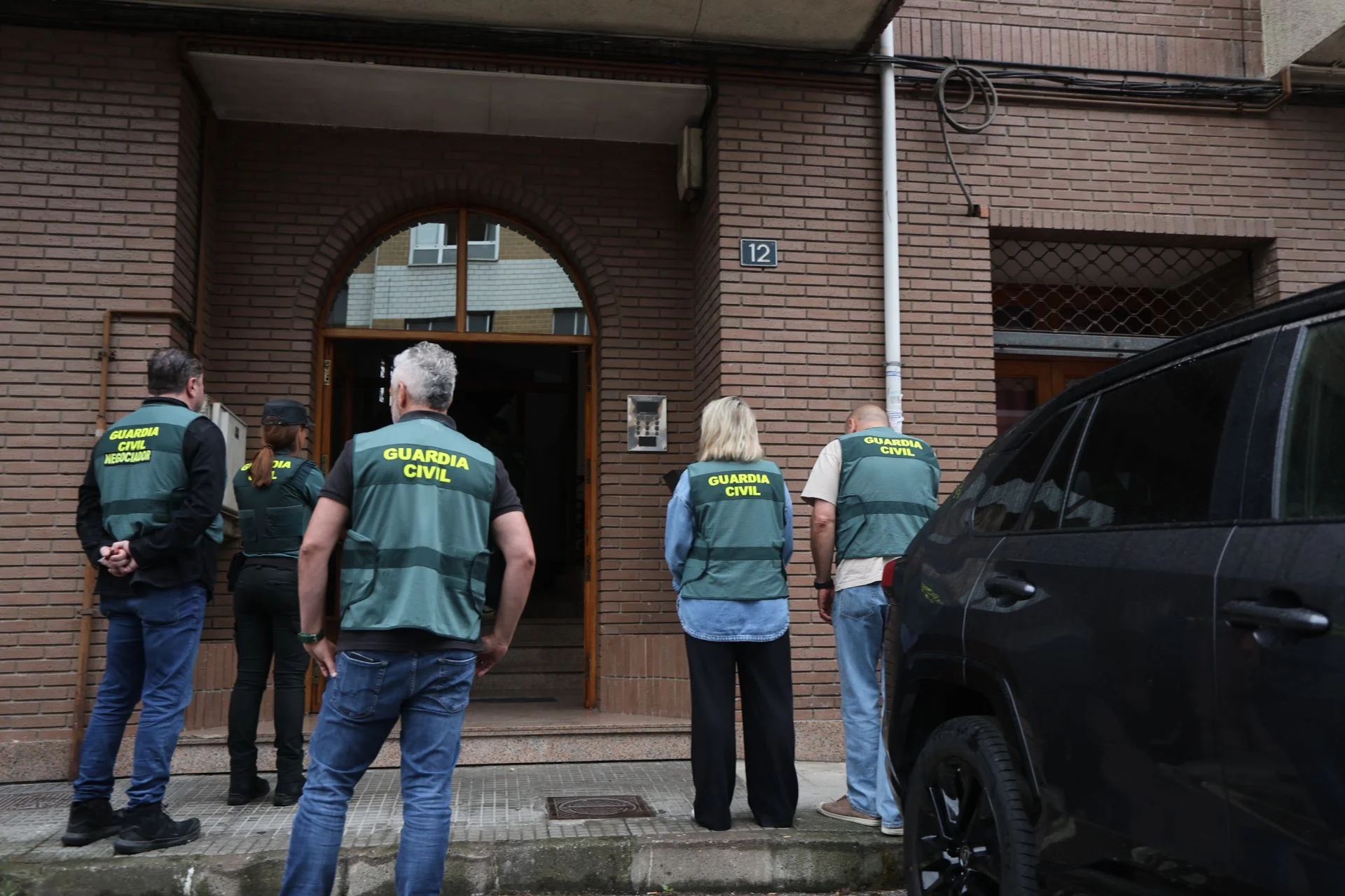 Agentes de la Guardia Civil, frente al portal en el que residía Dolores y su presunto asesino.
