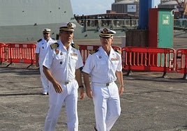 Los capitanes del 'Elcano', Luis Carreras-Presas, y de la 'Blas de Lezo', Pedro Ramos Carbonell, a su llegada al puerto gijonés.