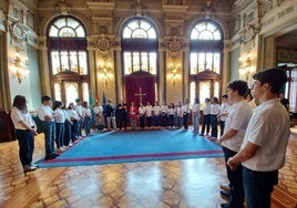 El presidente de la Junta, durante la recepción en el Salón Europa del Parlamento a los 26 jóvenes descendientes de asturianos emigrados a México.