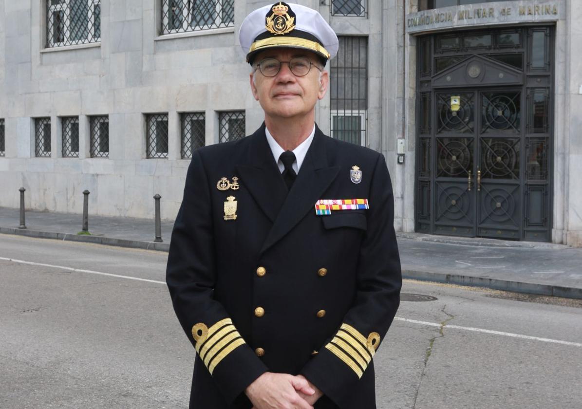 Luis Vicente Márquez Montero, frente a la sede de la Comandancia Militar de Marina de Gijón.