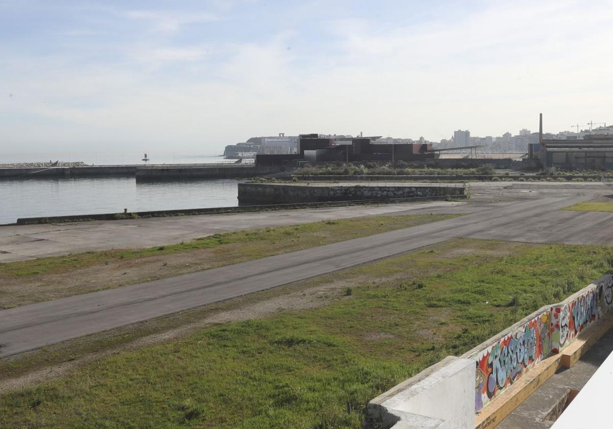 Terrenos de Naval Gijón, desde la parte trasera de la Fundación Revillagigedo