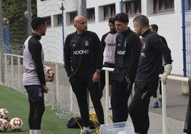 Javi Rozada, junto a su cuerpo técnico y a Natalio en La Toba.