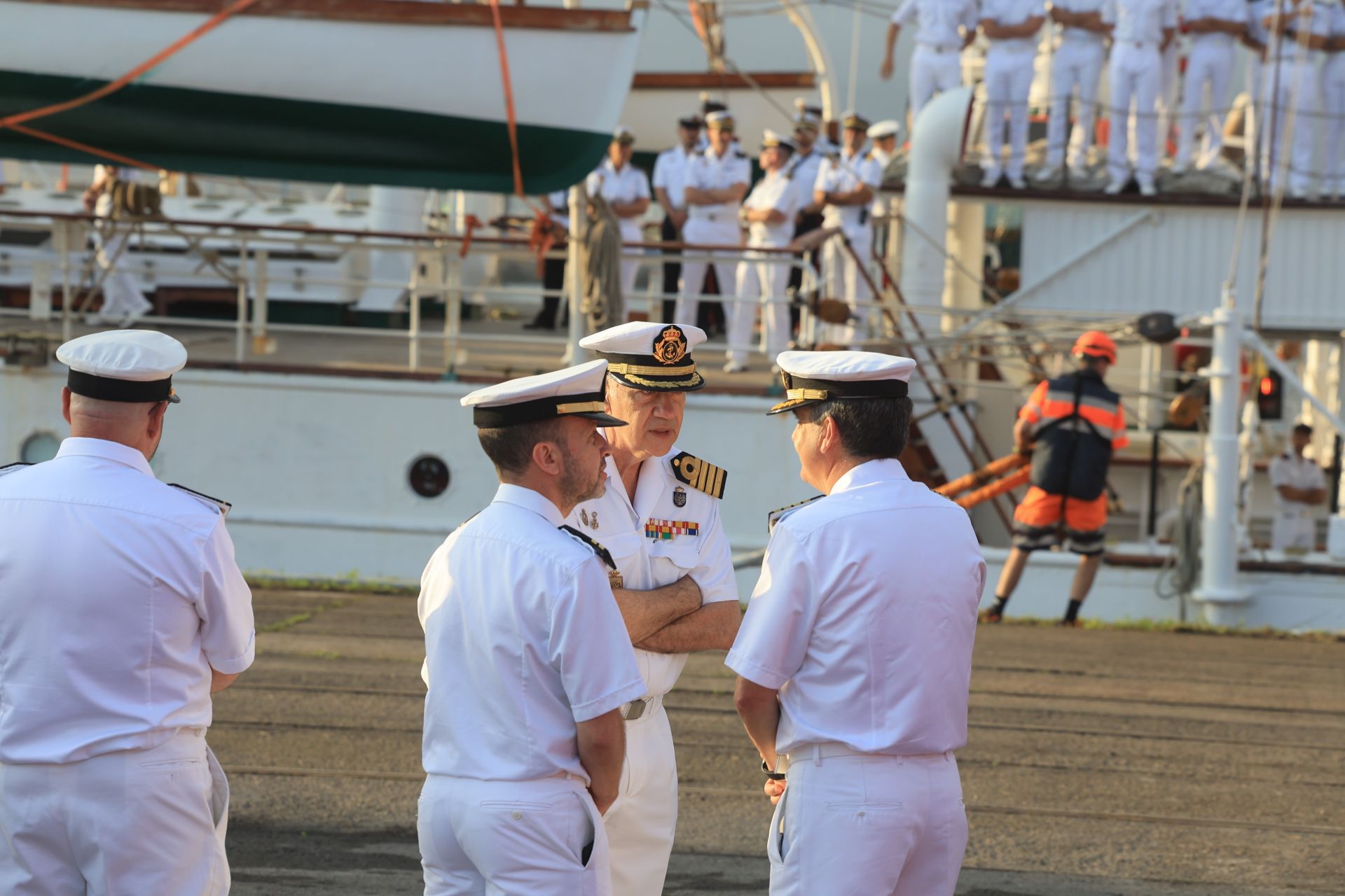 Lágrimas y abrazos en el recibimiento en Gijón de la Princesa Leonor y del &#039;Juan Sebastián de Elcano&#039;