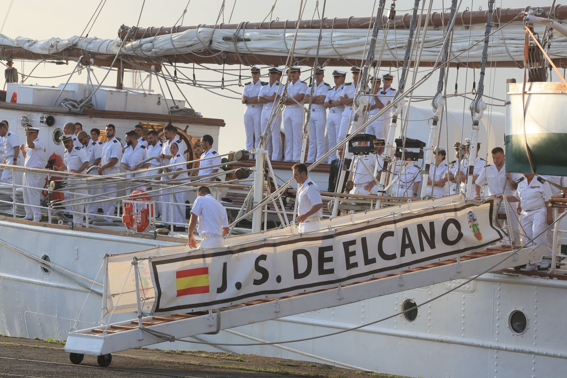 Lágrimas y abrazos en el recibimiento en Gijón de la Princesa Leonor y del &#039;Juan Sebastián de Elcano&#039;