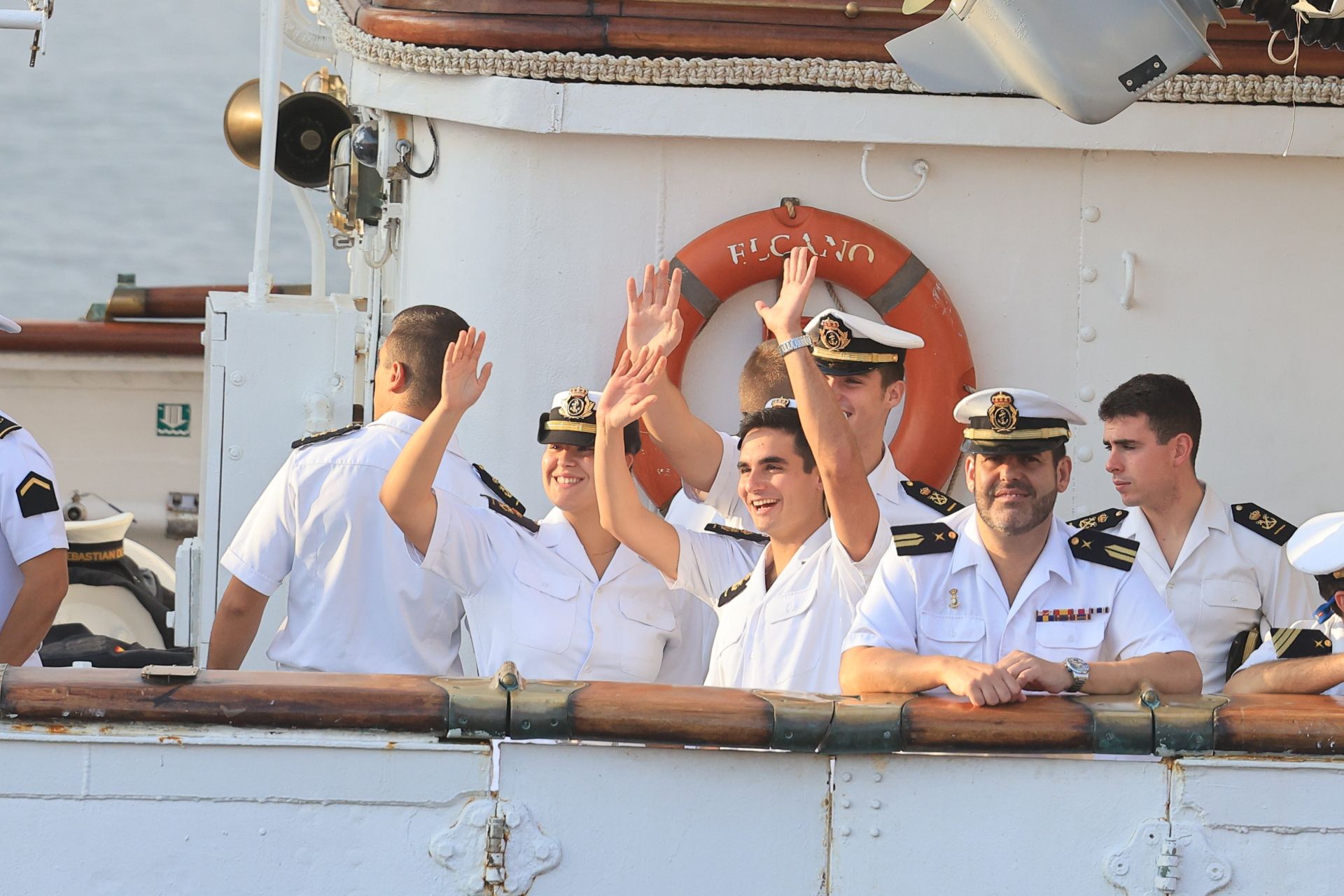 Lágrimas y abrazos en el recibimiento en Gijón de la Princesa Leonor y del &#039;Juan Sebastián de Elcano&#039;
