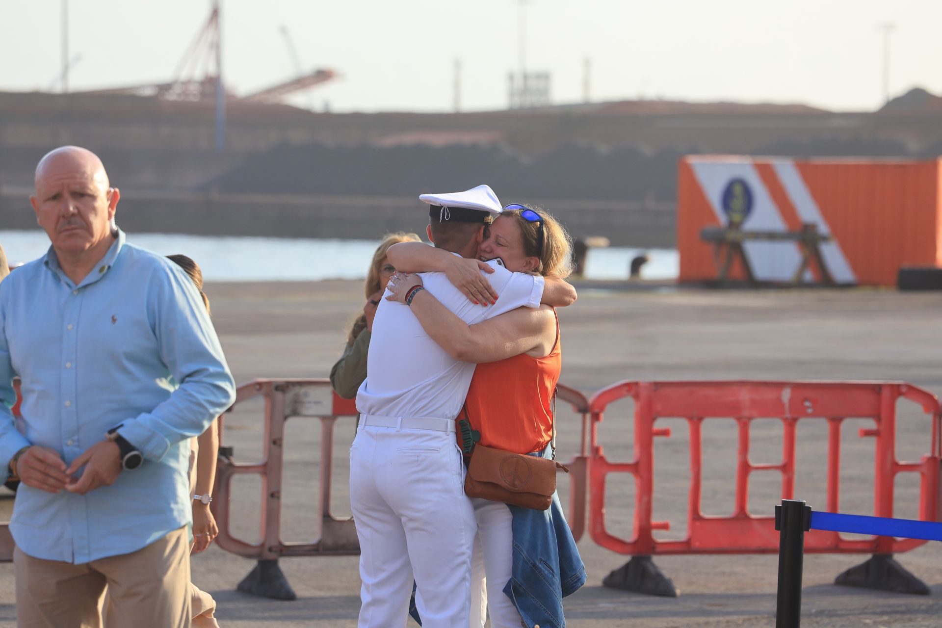 Lágrimas y abrazos en el recibimiento en Gijón de la Princesa Leonor y del &#039;Juan Sebastián de Elcano&#039;