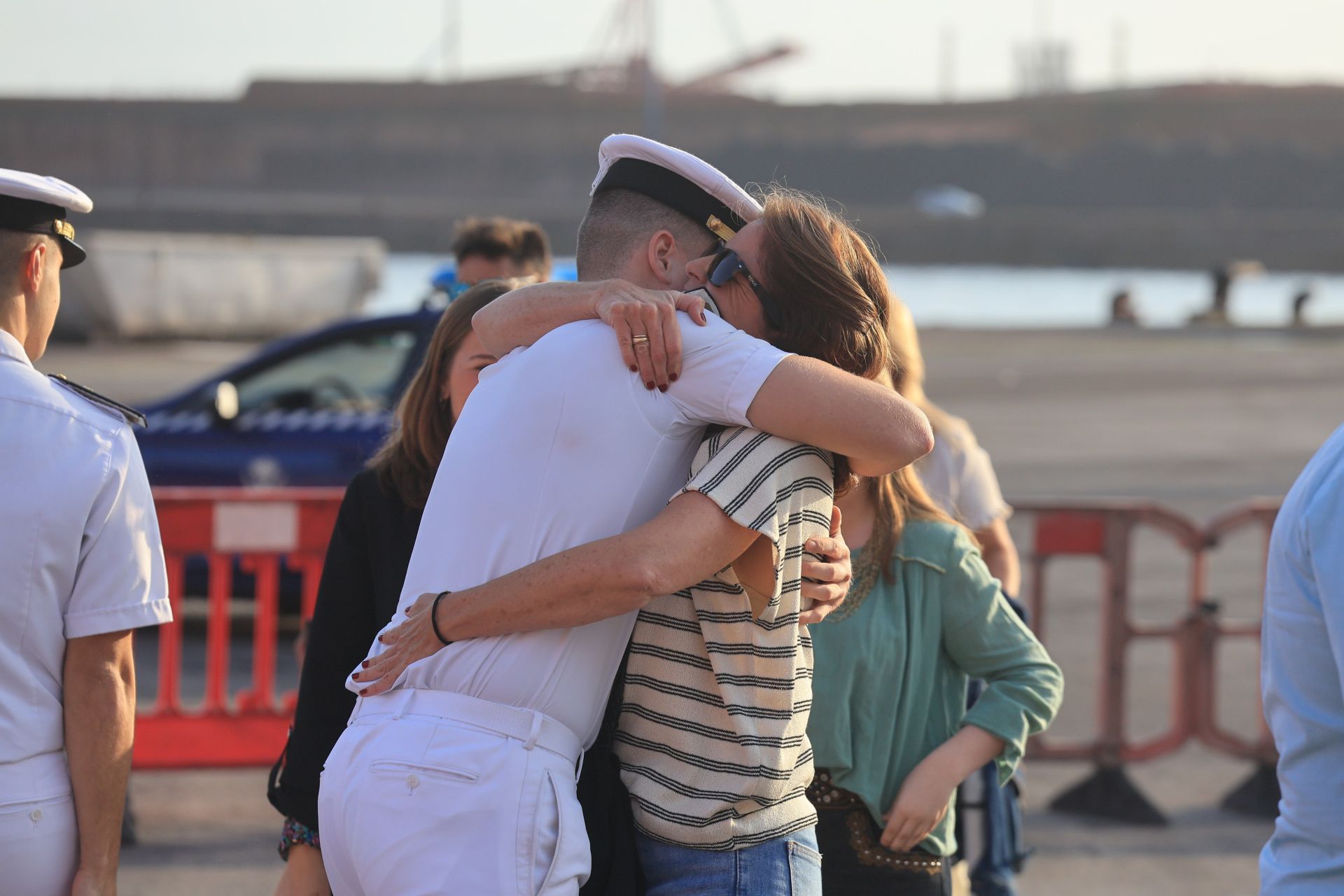 Lágrimas y abrazos en el recibimiento en Gijón de la Princesa Leonor y del &#039;Juan Sebastián de Elcano&#039;
