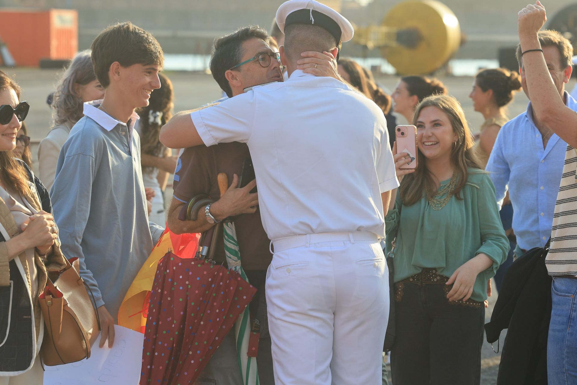 Lágrimas y abrazos en el recibimiento en Gijón de la Princesa Leonor y del &#039;Juan Sebastián de Elcano&#039;