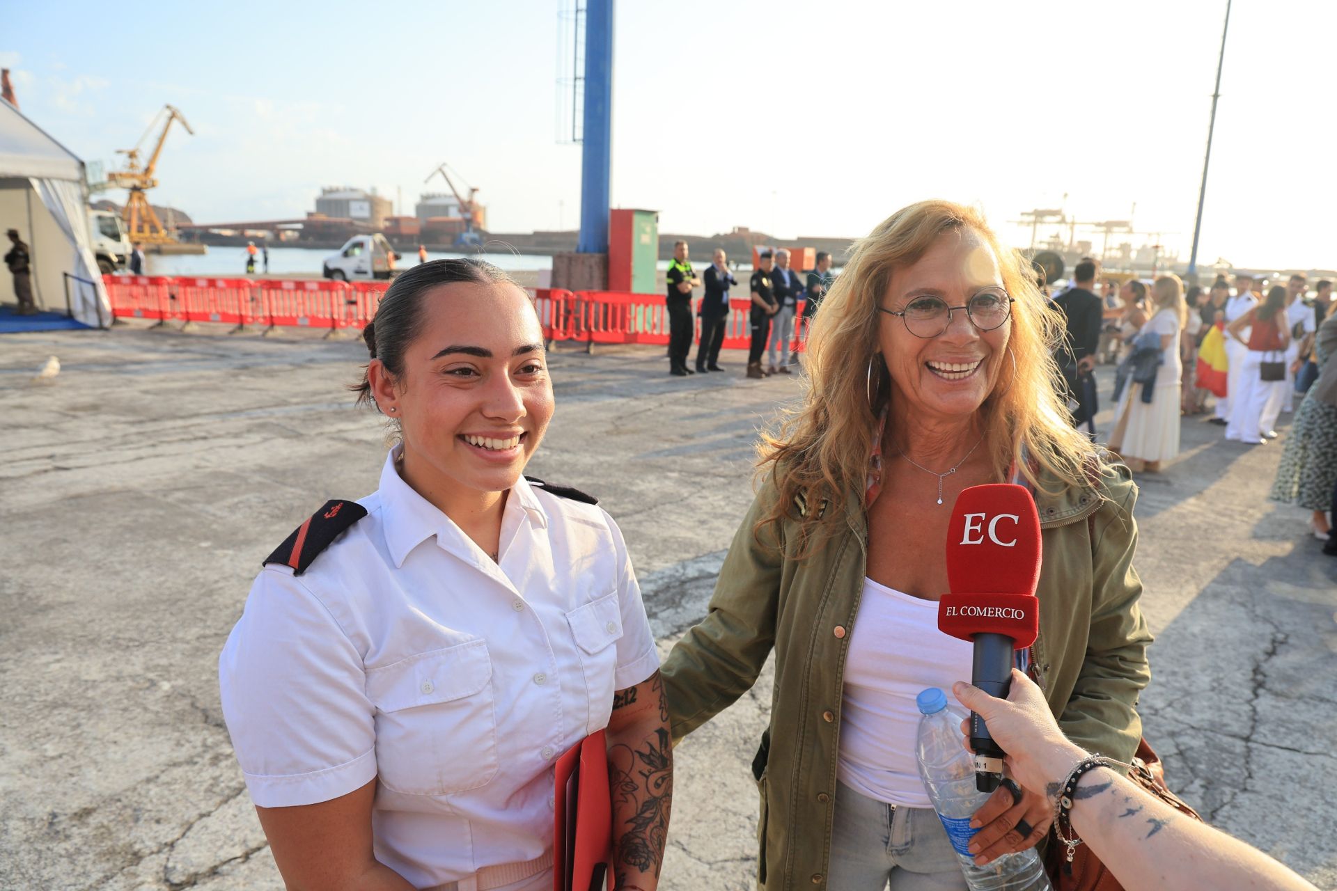 Lágrimas y abrazos en el recibimiento en Gijón de la Princesa Leonor y del &#039;Juan Sebastián de Elcano&#039;