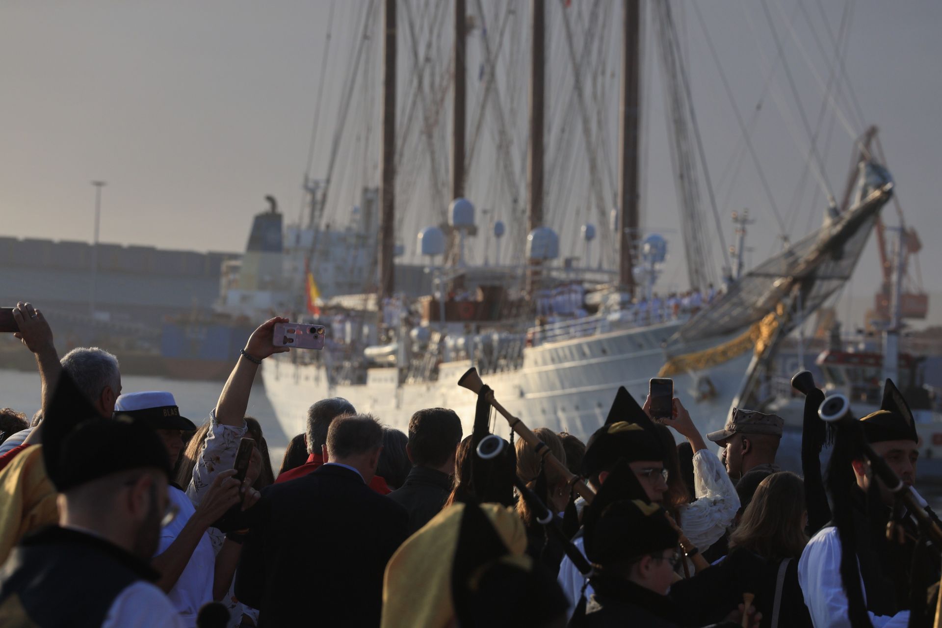 Lágrimas y abrazos en el recibimiento en Gijón de la Princesa Leonor y del &#039;Juan Sebastián de Elcano&#039;