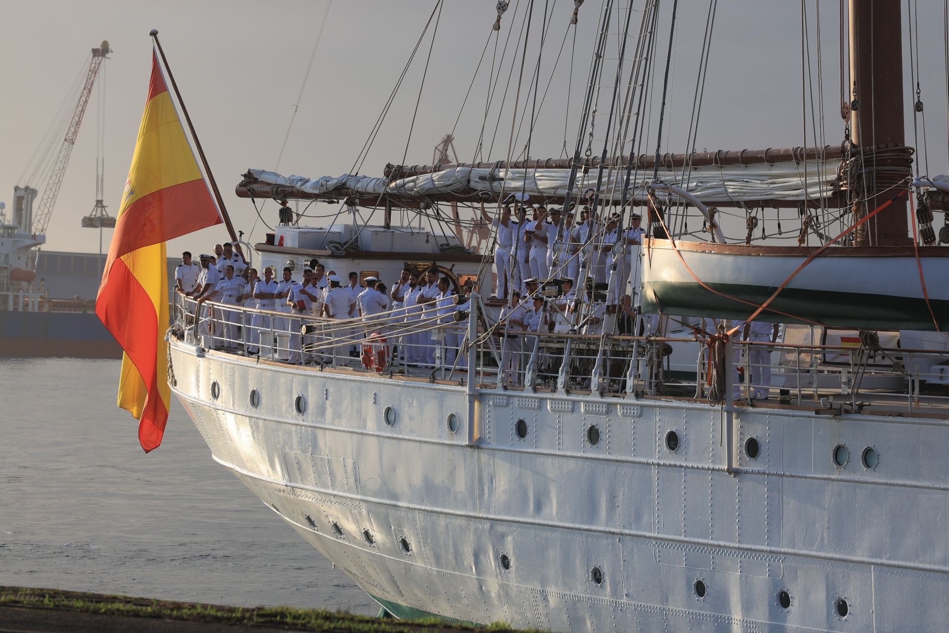 Lágrimas y abrazos en el recibimiento en Gijón de la Princesa Leonor y del &#039;Juan Sebastián de Elcano&#039;