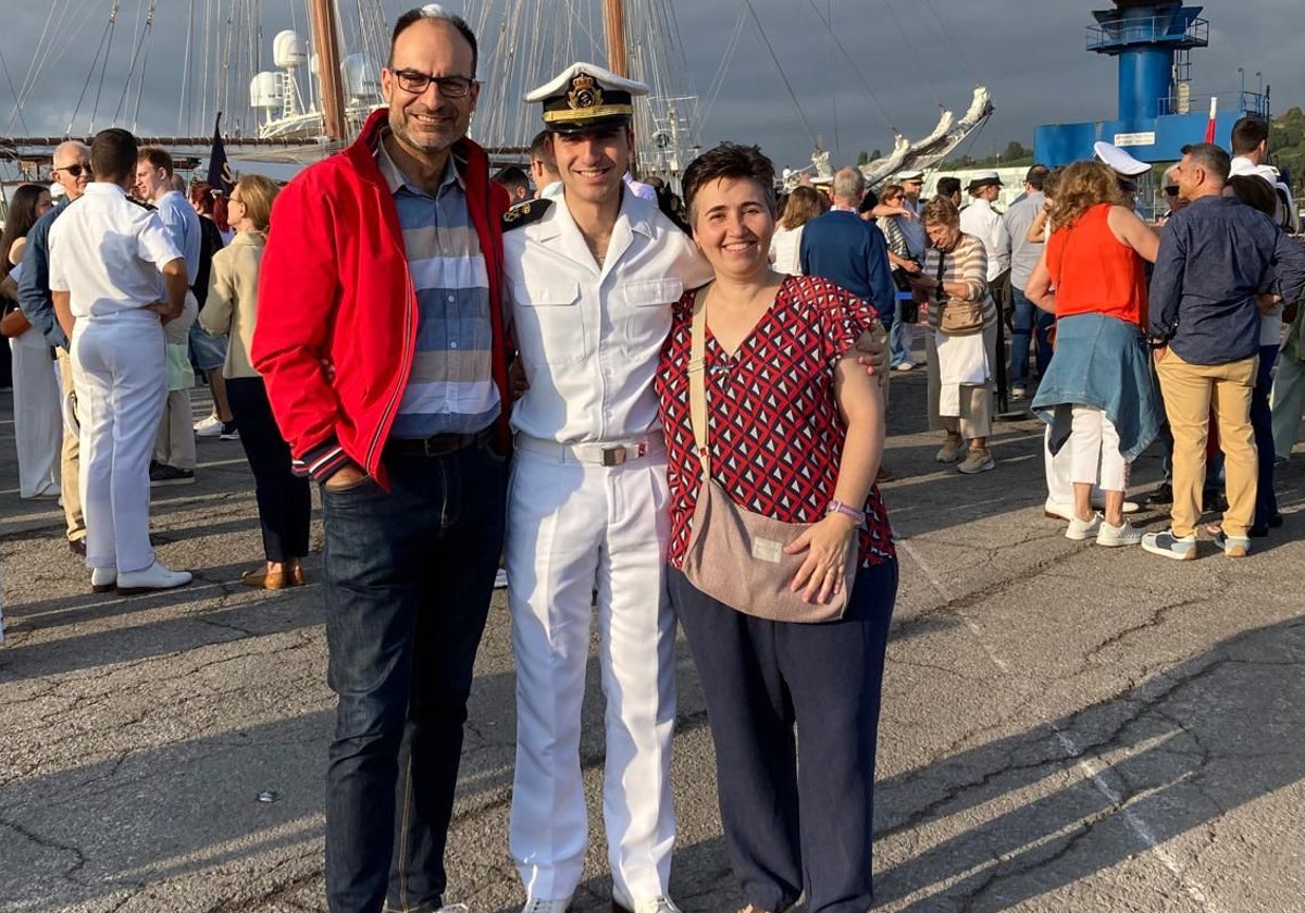 Lucas, con su padre, Manuel Granda, y su madre, Natalia Braña.