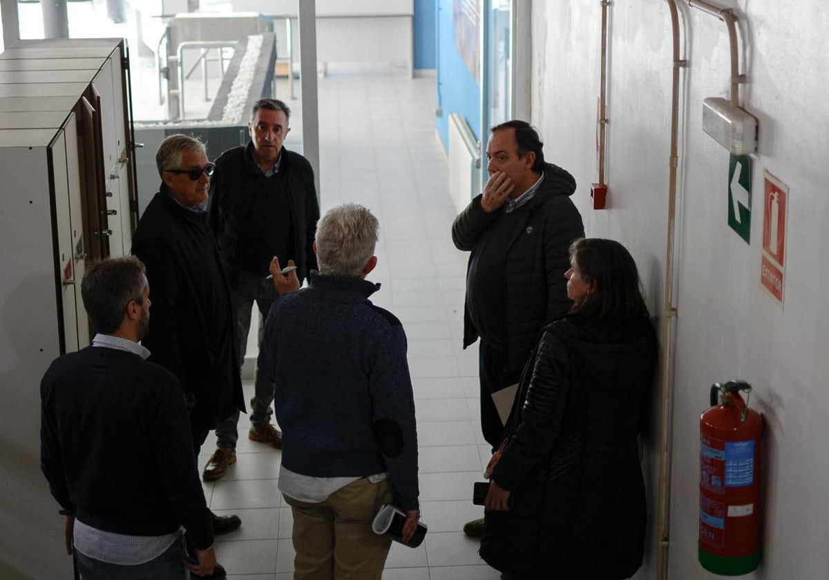 El alcalde de Villaviciosa, a la derecha, en el inicio de los trabajos para reformar la piscina.