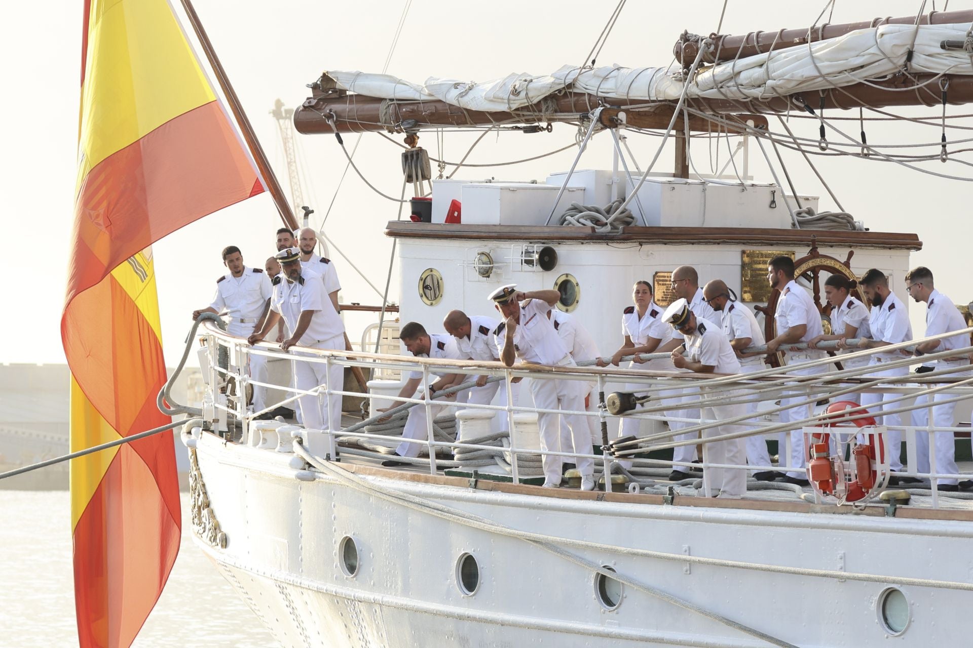 Lágrimas y abrazos en el recibimiento en Gijón de la Princesa Leonor y del &#039;Juan Sebastián de Elcano&#039;