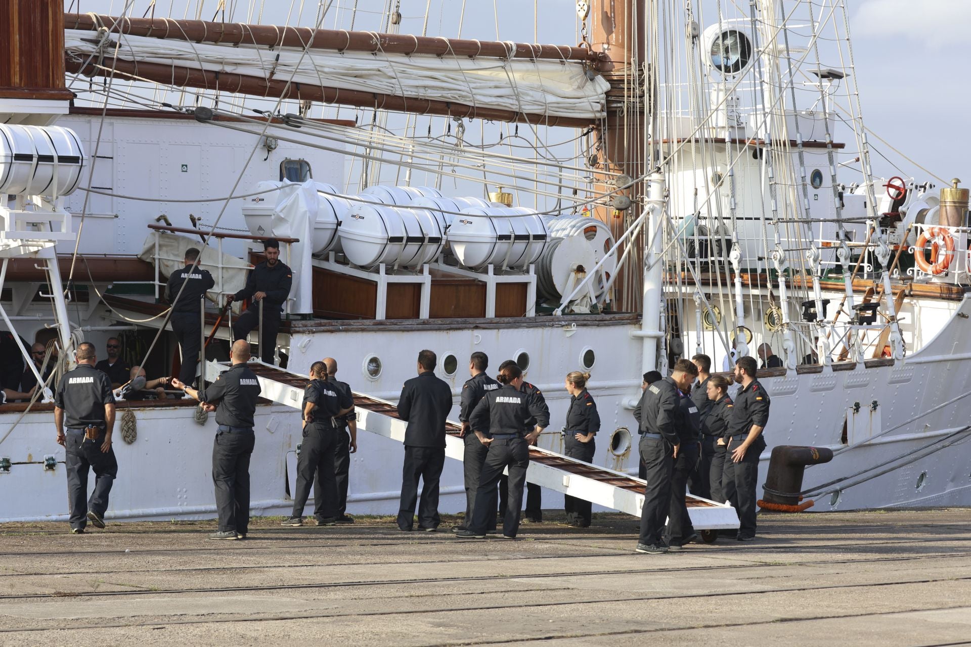 Lágrimas y abrazos en el recibimiento en Gijón de la Princesa Leonor y del &#039;Juan Sebastián de Elcano&#039;