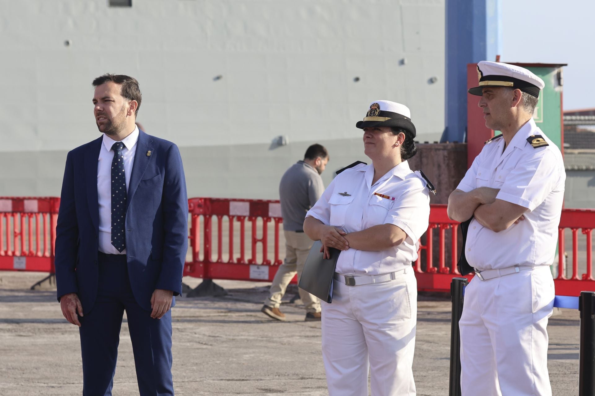 Lágrimas y abrazos en el recibimiento en Gijón de la Princesa Leonor y del &#039;Juan Sebastián de Elcano&#039;
