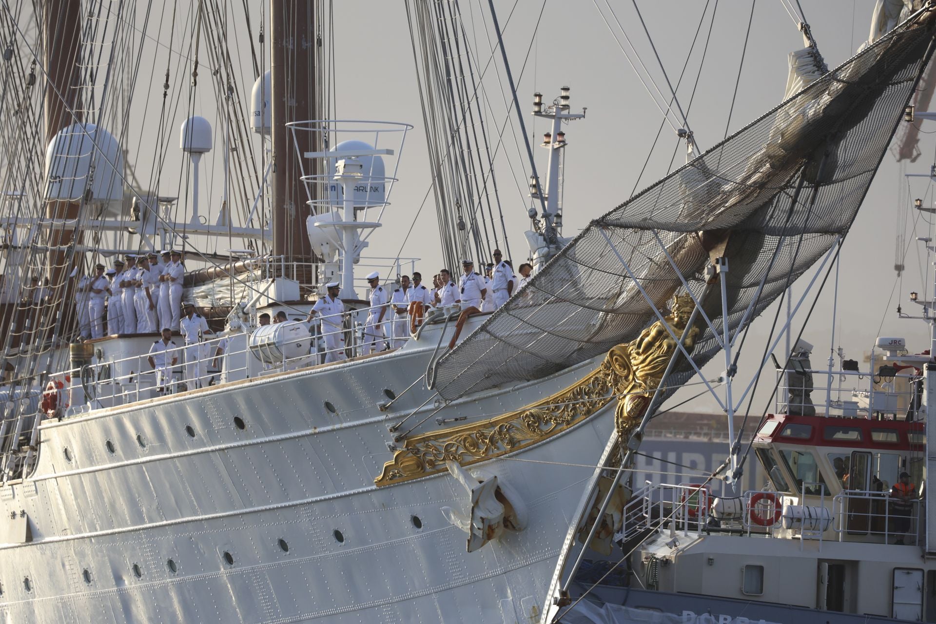 Lágrimas y abrazos en el recibimiento en Gijón de la Princesa Leonor y del &#039;Juan Sebastián de Elcano&#039;