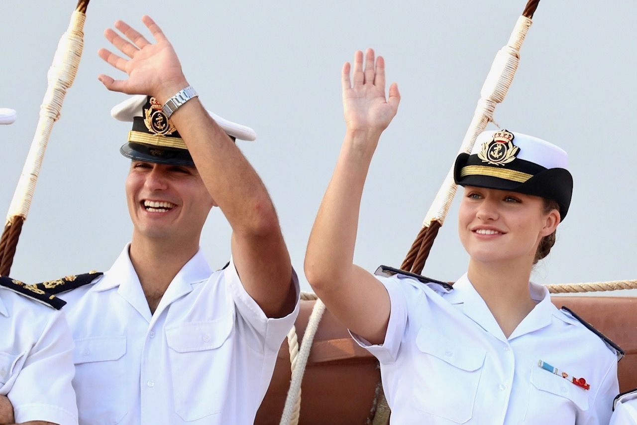 Lágrimas y abrazos en el recibimiento en Gijón de la Princesa Leonor y del &#039;Juan Sebastián de Elcano&#039;