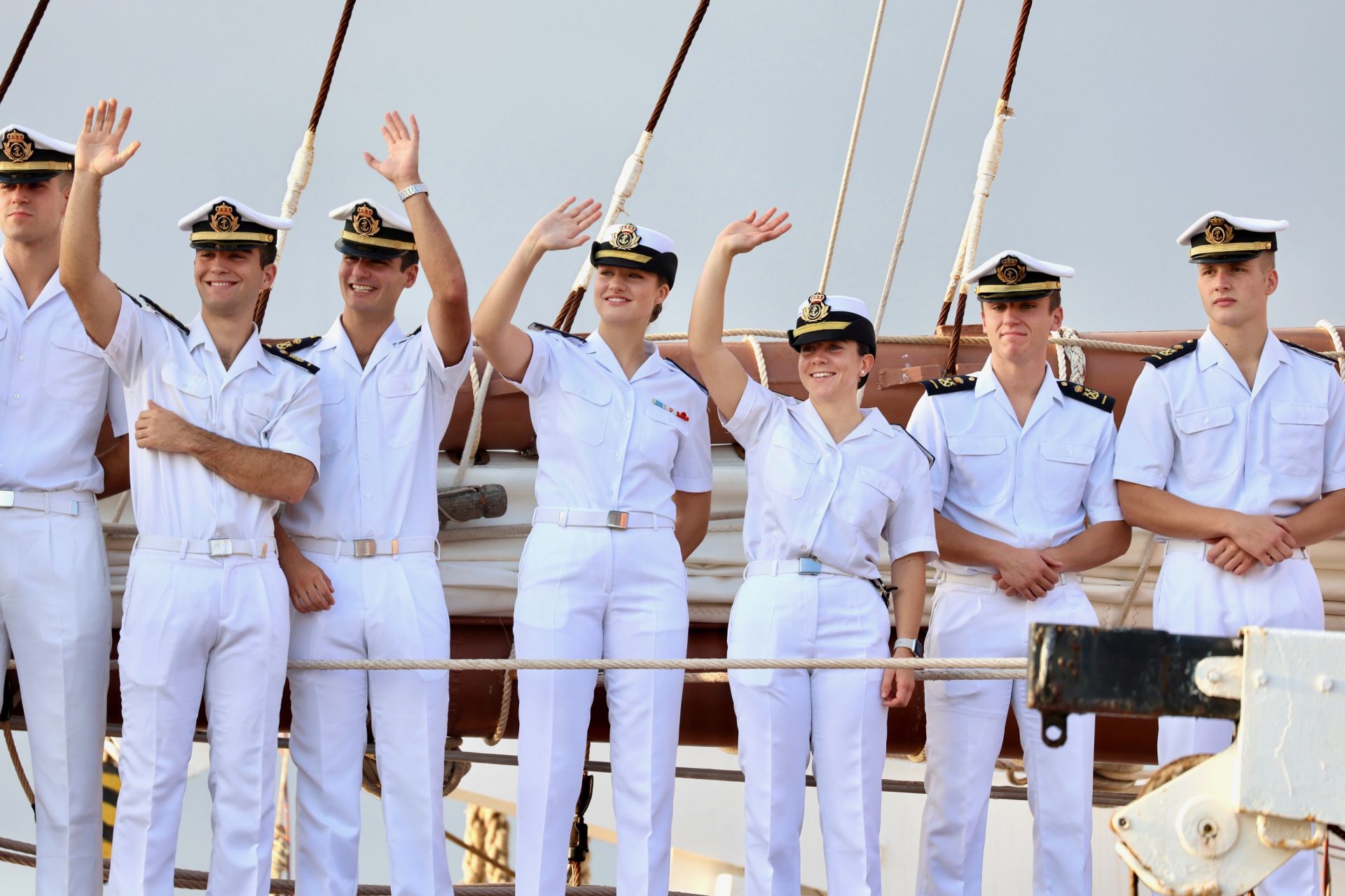 Lágrimas y abrazos en el recibimiento en Gijón de la Princesa Leonor y del &#039;Juan Sebastián de Elcano&#039;