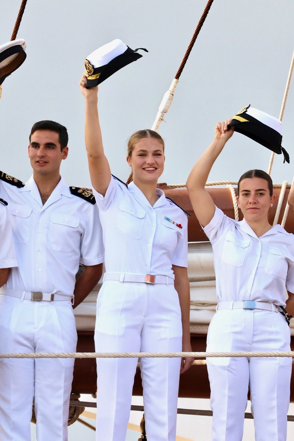 Lágrimas y abrazos en el recibimiento en Gijón de la Princesa Leonor y del &#039;Juan Sebastián de Elcano&#039;