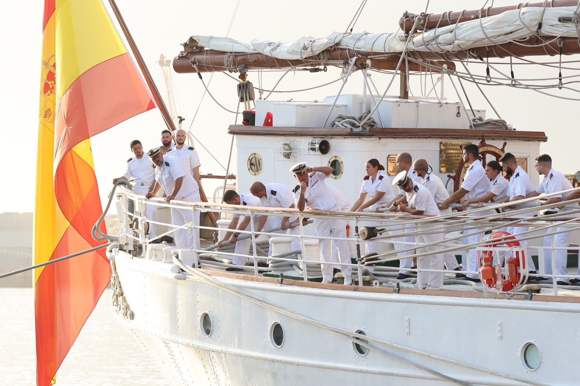 Lágrimas y abrazos en el recibimiento en Gijón de la Princesa Leonor y del &#039;Juan Sebastián de Elcano&#039;