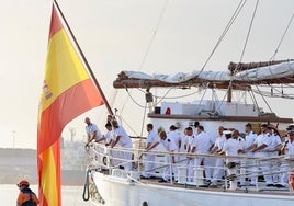 Lágrimas y abrazos en el recibimiento en Gijón de la Princesa Leonor y del 'Juan Sebastián de Elcano'