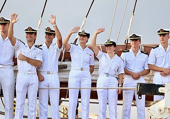 La Princesa de Asturias, entre sus compañeros, a la llegada del 'Juan Sebastián de Elcano' al Puerto de Gijón, done aguardaban varias decenas de familiares.