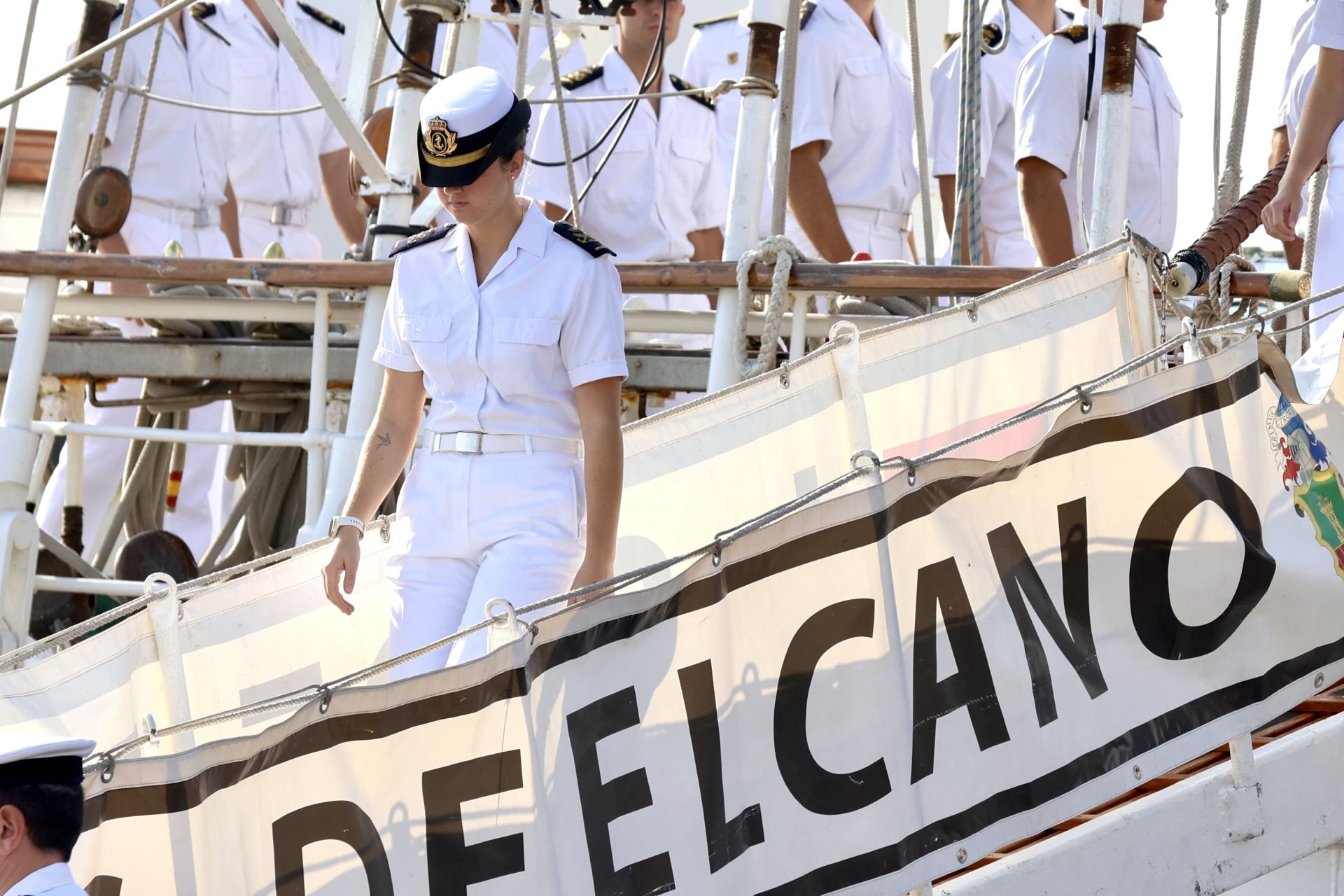 Lágrimas y abrazos en el recibimiento en Gijón de la Princesa Leonor y del &#039;Juan Sebastián de Elcano&#039;