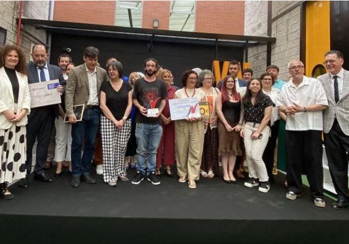 Los premiados, con el jurado y los patrocinadores del premio Semillero de Valnalón.