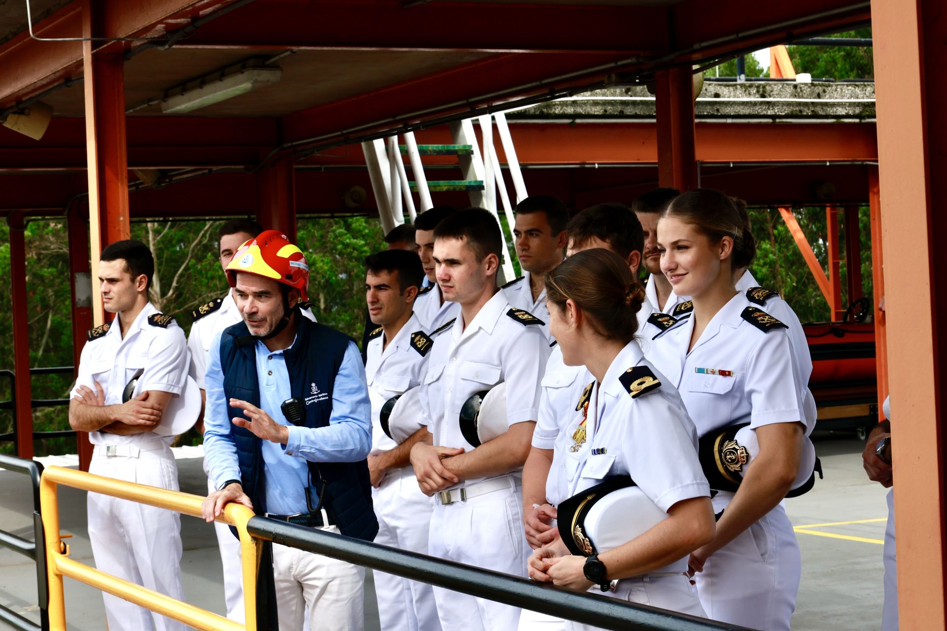 De la mar a Veranes: los guardiamarinas conocen el Centro Jovellanos de Salvamento Marítimo