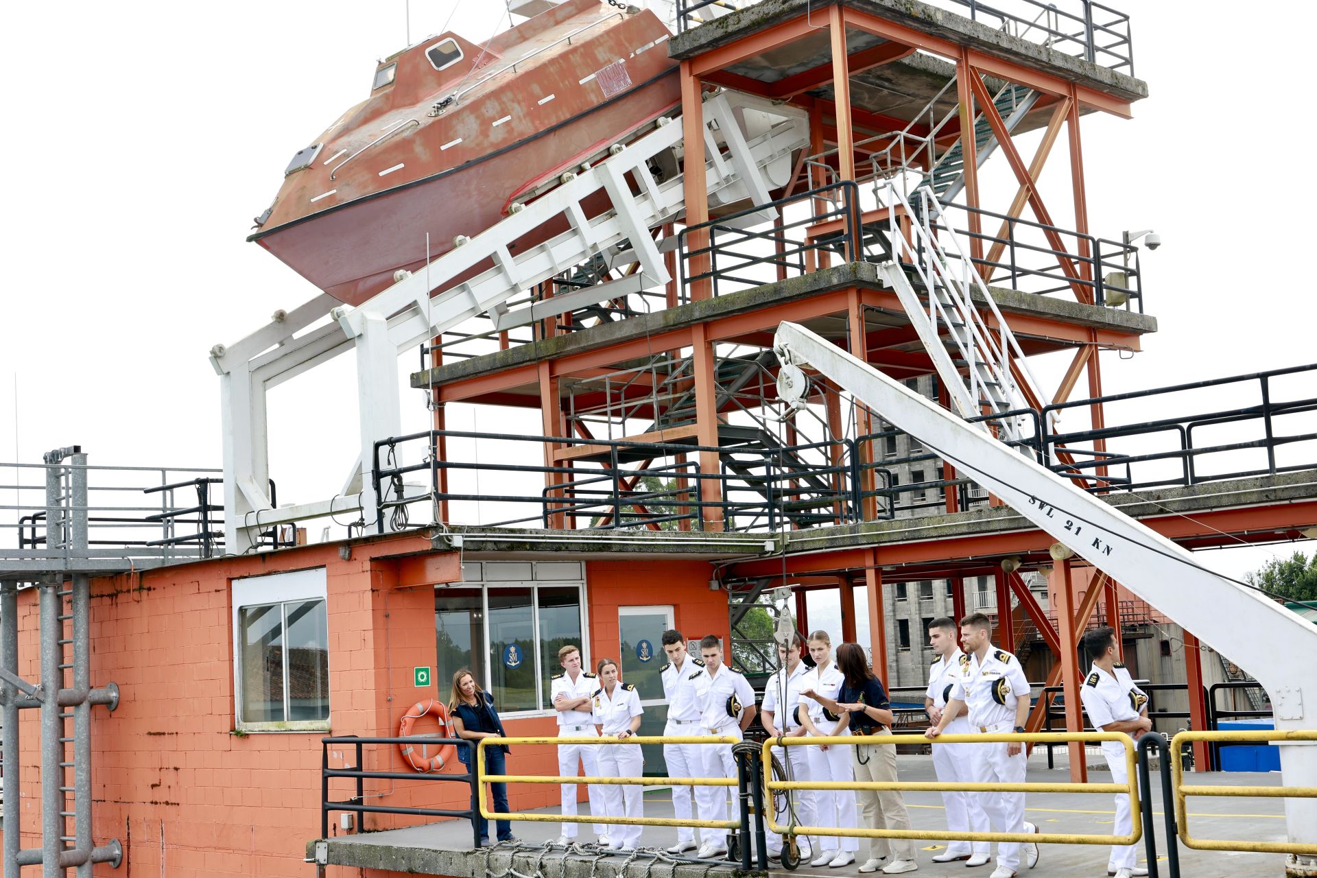 De la mar a Veranes: los guardiamarinas conocen el Centro Jovellanos de Salvamento Marítimo