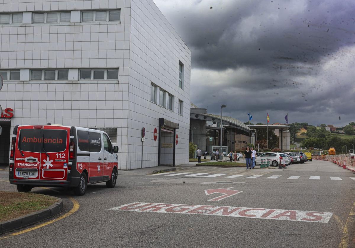 La zona de urgencias y la de acceso a hospitalización del Hospital Universitario San Agustín ayer.