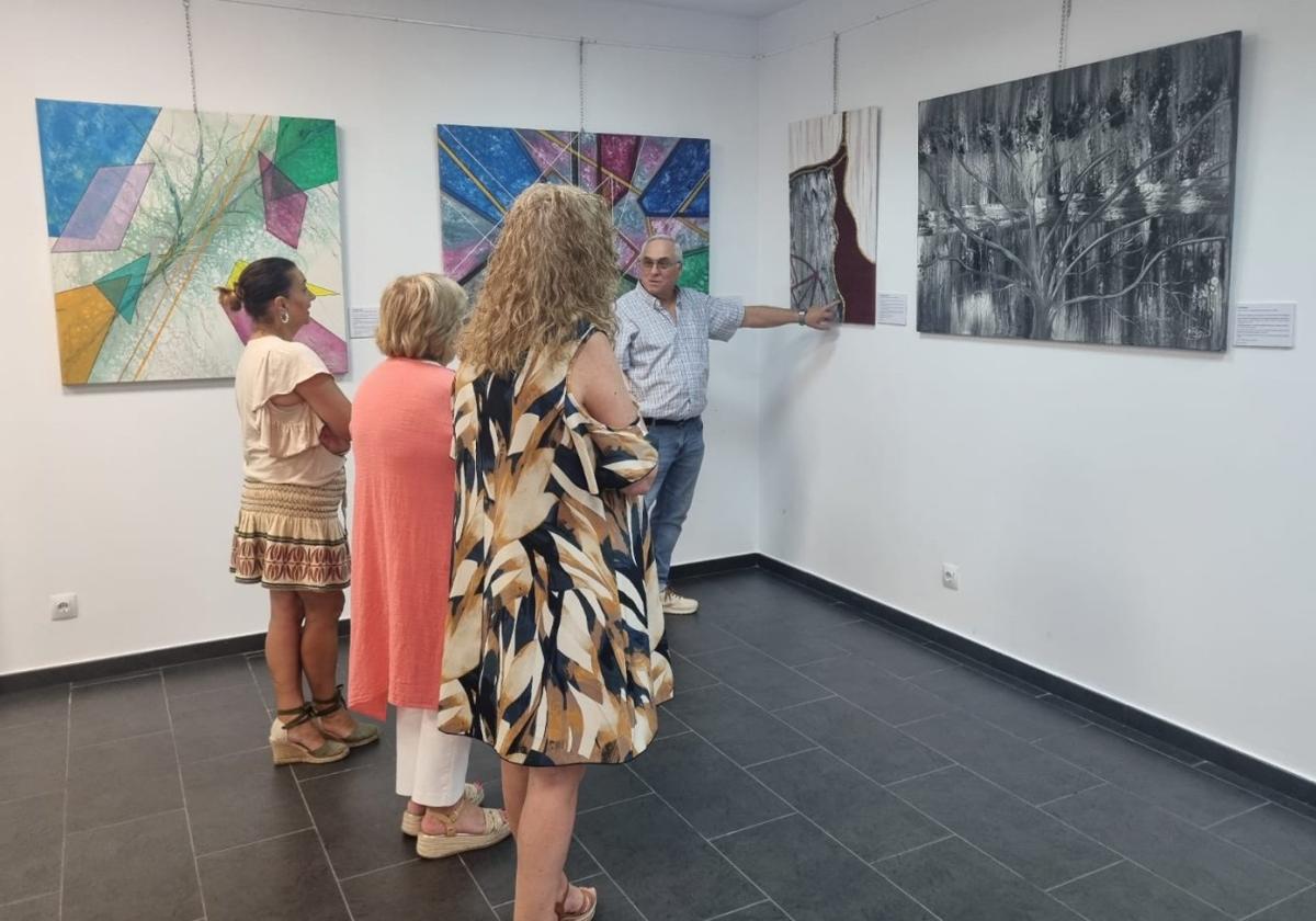 Sebastián Ruíz en la inauguración de la exposición.