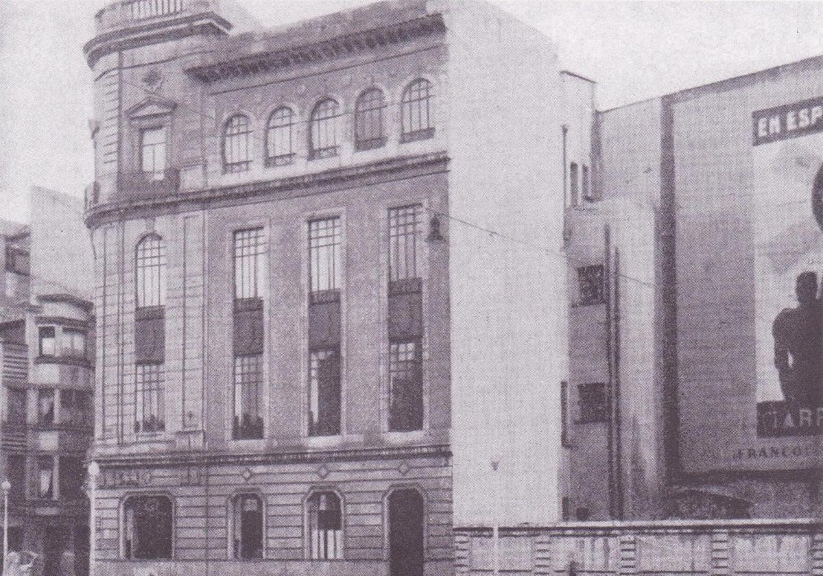 1944. Solar y edificio original de Telefónica con Casa Rato asomando.
