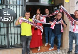 Organizadores. Juan Luengos y Coral Álvarez, con el presentador Alberto Rodríguez, y miembros de la peña de El Cruce.
