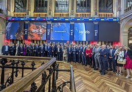 La plantilla de Izertis, en el parqué de la Bolsa de Madrid.