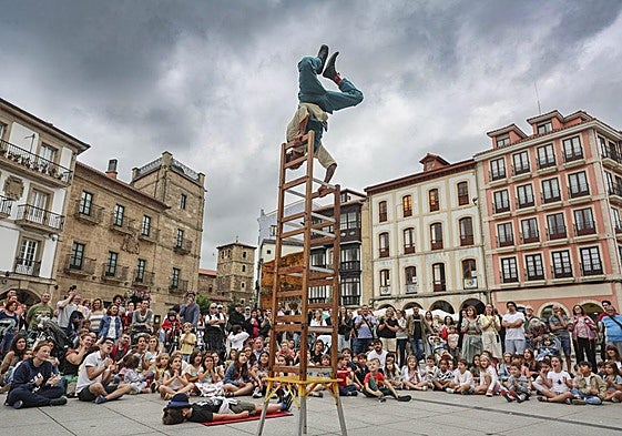 El espectáculo dejó boquiabierto al público asistente al Festival AstuRisas.