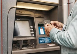 Los agentes, alertados por la mujer de la víctima, vieron cómo el detenido le sujetaba por el cuello y le zarandeaba.